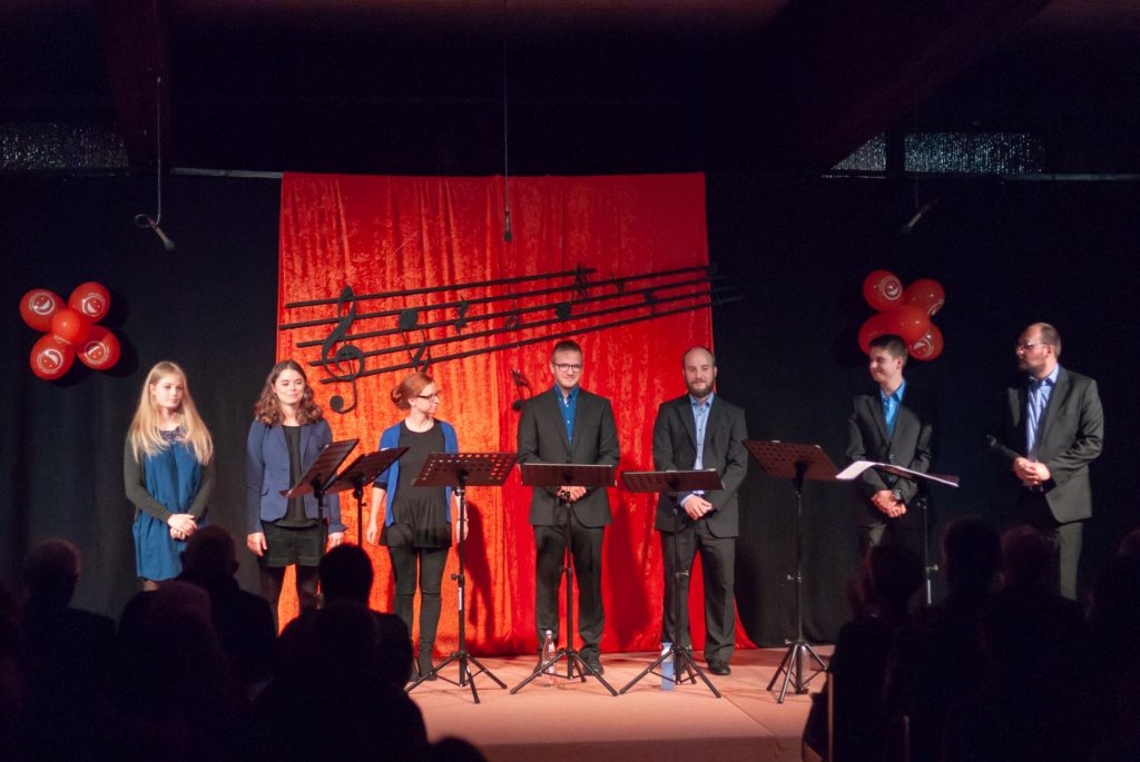 Das Vokalensemble vokalista singt auf der Bühne des a-cappella-Festivals in der Kreuzkirche in Vallendar