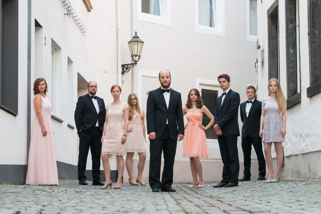 Gruppenbild des Vokalensembles vokalista auf dem Kopfsteinpflaster in der Koblenzer Altstadt