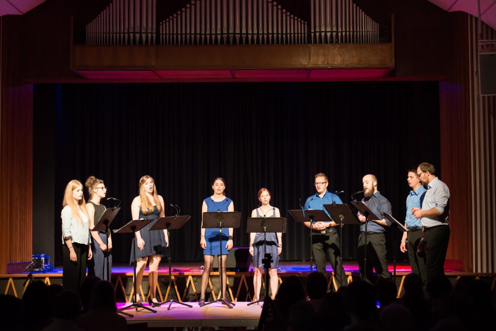 Das Vokalensemble vokalista singt auf der Bühne des Benefizkonzerts in der Aula des Johannesgymnasiums Lahnstein