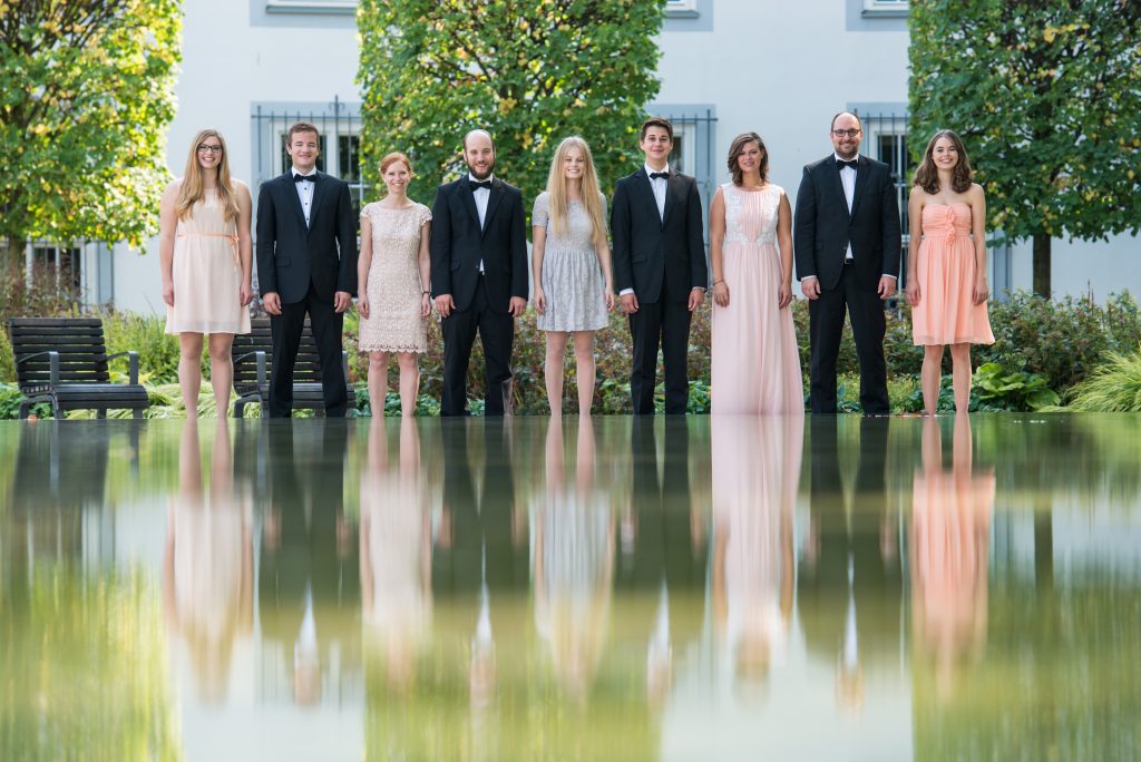 Das Vokalensemble vokalista spiegelt sich in der Wasserfläche des Schlossparks des kurfürstlichen Schlosses Koblenz