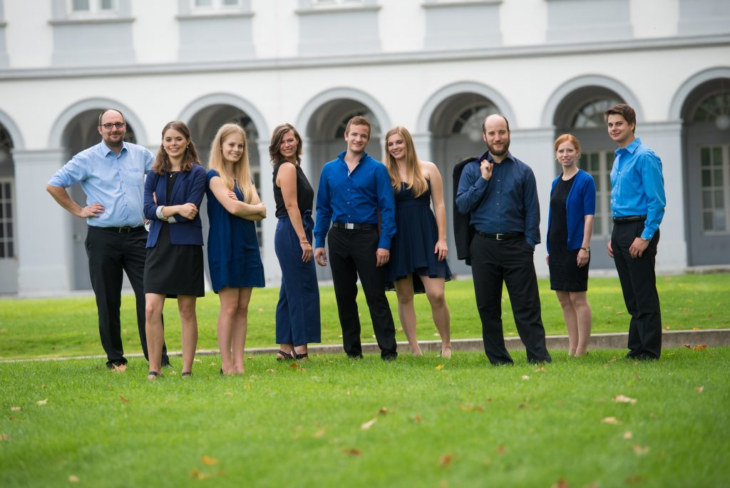 Das Vokalensemble vokalista steht im Schlosspark des kurfürstlichen Schlosses Koblenz