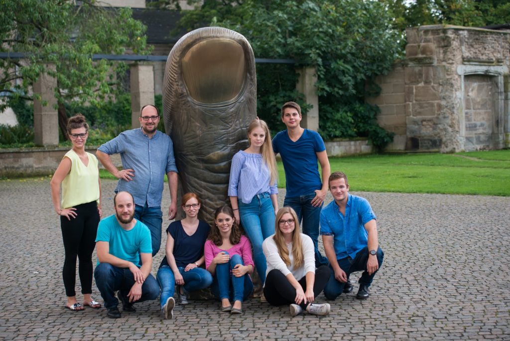 Das Vokalensemble vokalista posiert vor dem Daumen im Skulpturenpark in Koblenz