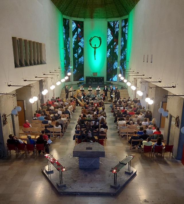 Das Vokalensemble vokalista singt das Konzert "The Lost Birds" in der Citykiche in Koblenz